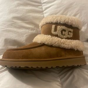 UGG MINI FLUFF SIZE 8 New in box with tags.